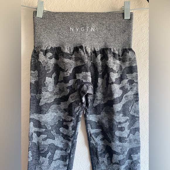 NVGTN Camo Seamless Contour Leggings Black Grey ~ Size Small - Picture 8 of 10